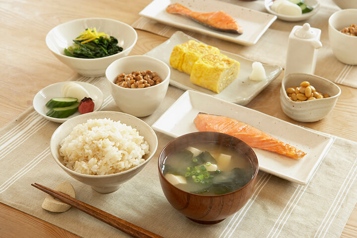 味噌汁、海藻類、梅干、納豆など、和の朝ごはんにはスーパーフードが集結